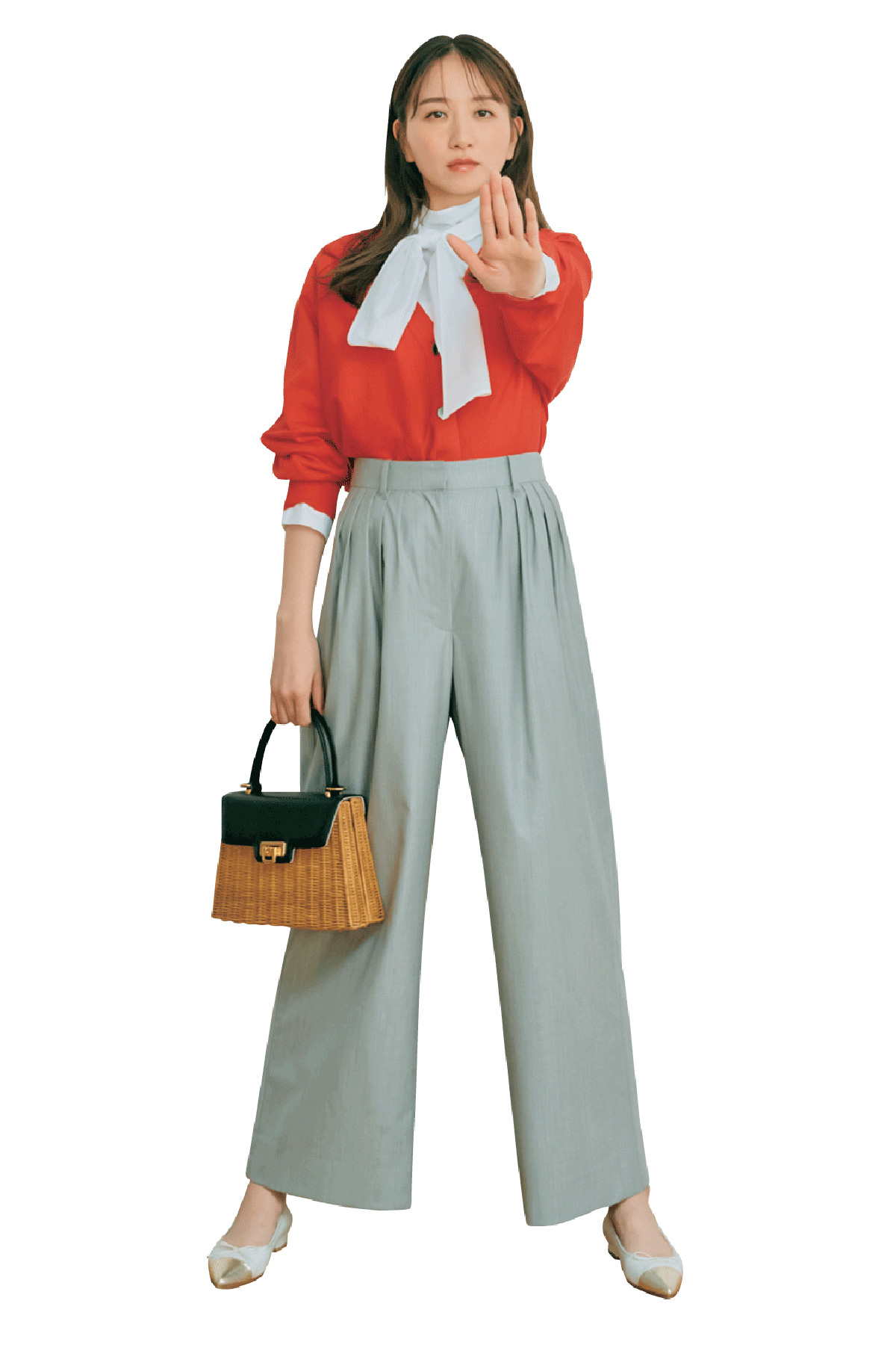 赤ニットと白ブラウスを纏い、日